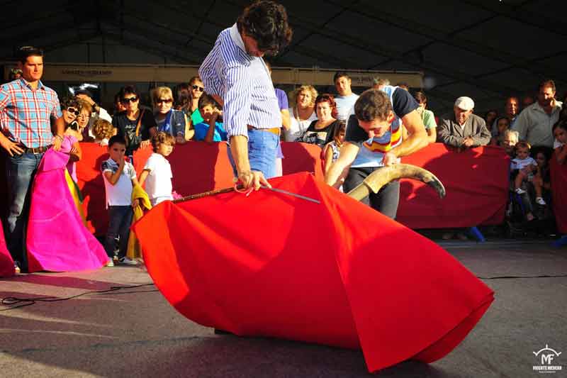 Clase de toreo de salón de la Peña 'El Castoreño' en San Juan del Puerto.