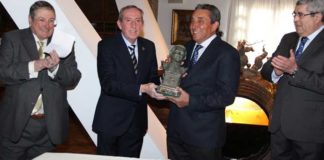 Fernando Cuadri recoge el trofeo 'José María Martorell' de la Tertulia cordobesa 'Tercio de Quites'. (FOTO: Cuevas)