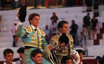 Lama de Góngora y Posada de Maravillas, a hombros esta tarde en Santa Olalla. (FOTO: Gallardo/badajoztaurina.com)