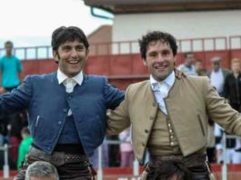 Andrés Romero, a la derecha, en la salida a hombros esta tarde en la localidad madrileña de Pedrezuela.