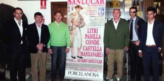 Litri, a la izquierda, en la presentación del festival de Sanlúcar en homenaje a El Mangui.