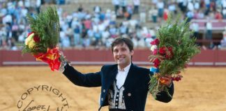 Andrés Romero, en la vuelta al ruedo en la Maestranza tras cortar las dos orejas del sexto toro. (FOTO: López-Matito)