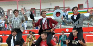 Andrés Romero, a la derecha, en hombros hoy en Alfaro junto a Roberto Armendáriz y Hermoso de Mendoza.