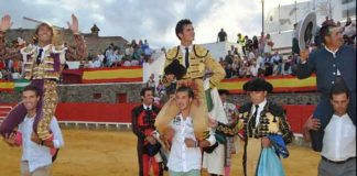 Escribano, Luque y el mayoral de Pereda, a hombros hoy en Cortegana. (FOTO: Arizmendi)